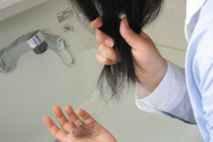 抜け毛を予防！女性が薄毛にならない効果のある抜け毛の対処法とは！！ ベテラン主婦と会社員の知恵袋